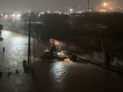 Video: Detik-detik Mobil-Gerobak Hanyut Diterjang Banjir di Cilegon