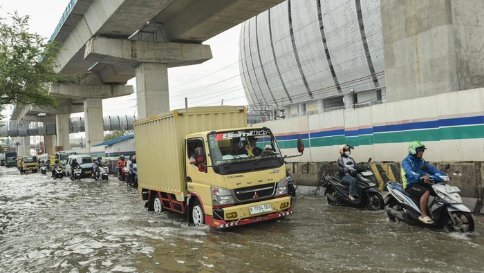Banjir Rob Rendam Jalan R.E Martadinata di Jakarta Utara