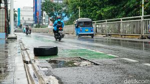 Bekas Galian Bikin Jalan Dr. Saharjo Tak Nyaman Dilintasi