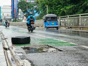 Bekas Galian Bikin Jalan Dr. Saharjo Tak Nyaman Dilintasi