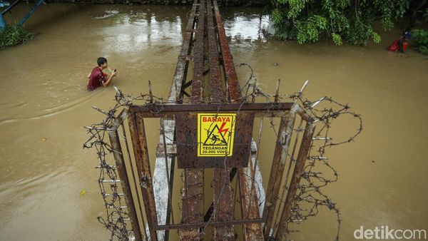 Berburu Kerang Kijing di Kali Bekasi, Bertaruh Nyali Demi Rupiah