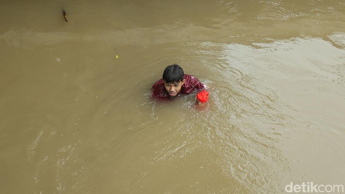 Warga Berburu Kerang Kijing di Kali Bekasi, Tantang Nyali Memicu Rupiah