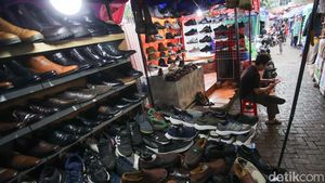 Bertahan di Tengah Ketidakpastian, Pedagang Taman Puring Keluhkan Omzet Anjlok