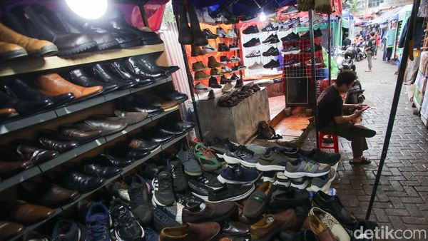 Bertahan di Tengah Ketidakpastian, Pedagang Taman Puring Keluhkan Omzet Anjlok