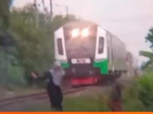 Viral Aksi 2 Bocah Main Hadang Laju Kereta, Ini Kata KAI