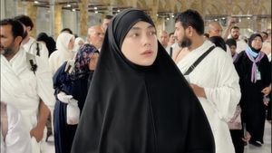Momen Haru Celine Evangelista dan Fitri Tropica Bawa Anak Umrah