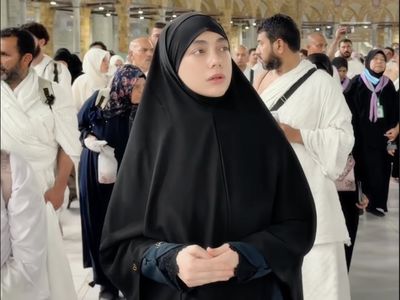 Momen Haru Celine Evangelista dan Fitri Tropica Bawa Anak Umrah