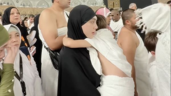 Momen Celine Evangelista Bawa 4 Anak Umrah: Gendong Si Bungsu Sambil Tawaf