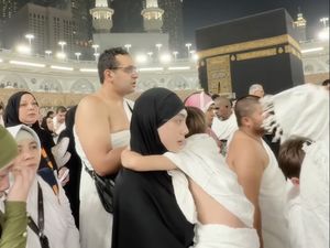 Momen Celine Evangelista Bawa 4 Anak Umrah: Gendong Si Bungsu Sambil Tawaf