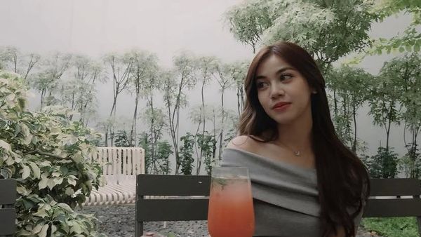 Cantiknya Frislly Herlind saat Ngemil Kue di Seoul hingga Jajan di Minimarket