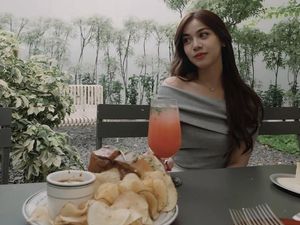 Cantiknya Frislly Herlind saat Ngemil Kue di Seoul hingga Jajan di Minimarket