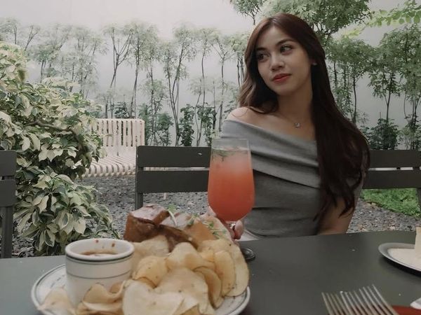 Cantiknya Frislly Herlind saat Ngemil Kue di Seoul hingga Jajan di Minimarket