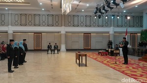 Gubsu Bobby Lantik 4 Pejabat Eselon II Pemprov Sumut, 3 dari Daerah