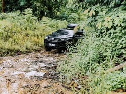 Komunitas Bawa Fortuner Blusukan di Bumi Borneo