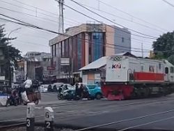 3 Kecelakaan Taksi Listrik Tertabrak Kereta