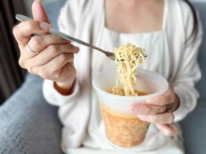 Video: Suka Makan Mi Instan Setengah Matang? Ini yang Akan Terjadi di Tubuh