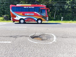 Viral Lubang Jalan di Pengasih Kulon Progo Bikin Ban-Pelek Ambyar