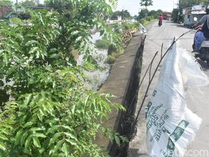 Jalan di Tulangan Sidoarjo Retak dan Ambrol, Pengendara Diminta Waspada