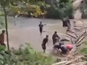 Jembatan Gantung di Mamuju Ambruk Saat Diperbaiki Warga, 11 Orang Luka
