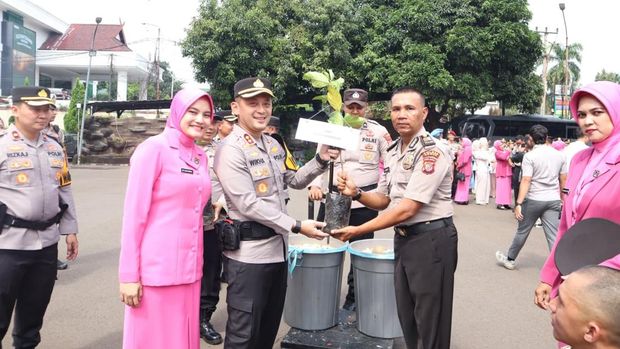 Kapolres Bogor AKBP Wikha Ardilestanto memimpin upacara laporan kenaikan pangkat anggota Polri dan PNS Polri di lingkungan Polres Bogor.