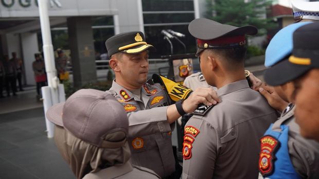 Kapolres Bogor AKBP Wikha Ardilestanto memimpin upacara laporan kenaikan pangkat anggota Polri dan PNS Polri di lingkungan Polres Bogor.