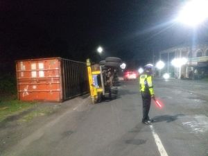 Truk Trailer Terguling di Jalan Raya Balongbendo Sidoarjo