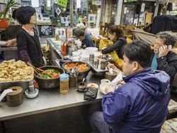 Kenapa Orang Korea Jarang Makan Sendiri? Ini 5 Tradisi Kuliner Uniknya