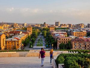 Yerevan: Kota Pink yang Merona Alami dari Jejak Batu Vulkanik