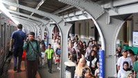 Libur Tahun Baru, Stasiun Jakarta Kota Dipadati Penumpang