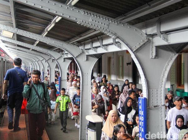 Libur Tahun Baru, Stasiun Jakarta Kota Dipadati Penumpang