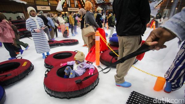 Main Salju Bareng Keluarga, Trans Snow World Ramai Saat Libur Sekolah
