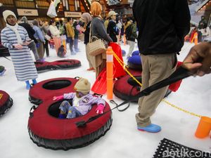 Main Salju Bareng Keluarga, Trans Snow World Ramai Saat Libur Sekolah