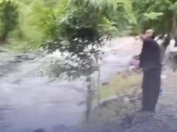 Wisatawan Berlarian Saat Sungai Desa Tampa di Luwu Mendadak Meluap