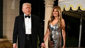 5 Gaya Melania Trump di Pesta Tahun Baru, Gaun Bling-bling Jadi Sorotan