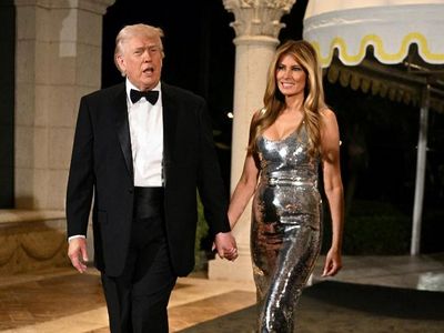 5 Gaya Melania Trump di Pesta Tahun Baru, Gaun Bling-bling Jadi Sorotan