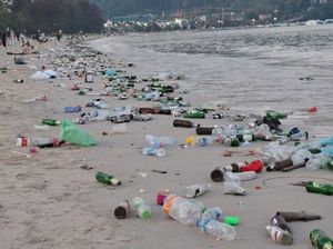 Pesta Tahun Baru Usai, Pantai Patong Diselimuti Sampah
