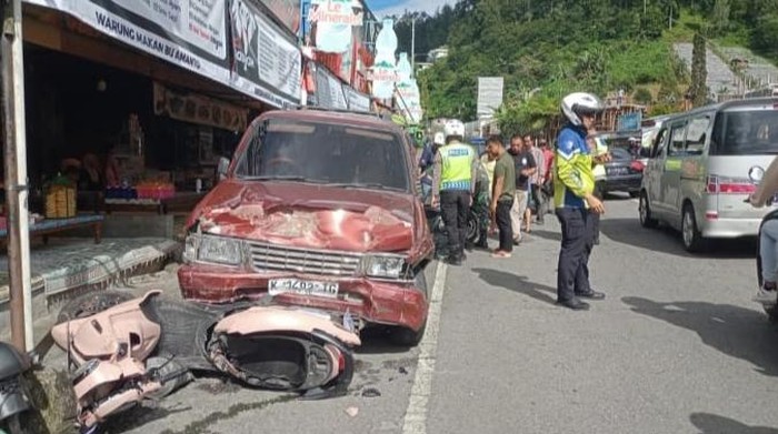 Panther Ngeblong Hantam 1 Mobil-4 Motor di Tawangmangu