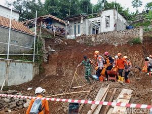 4 Orang Tewas Tertimbun Longsor di Sumedang