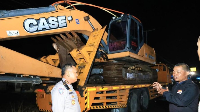 Polda Riau Kembali Kirim 3 Alat Berat Bantu Pemulihan Pasca Bencana Agam