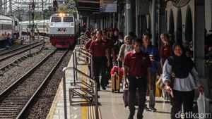 Puluhan Ribu Penumpang Tiba di Stasiun Pasar Senen Saat Arus Balik