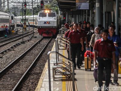 Puluhan Ribu Penumpang Tiba di Stasiun Pasar Senen Saat Arus Balik