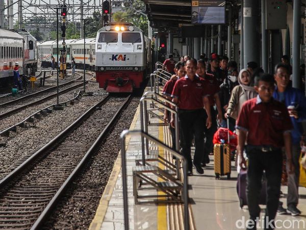 Puluhan Ribu Penumpang Tiba di Stasiun Pasar Senen Saat Arus Balik