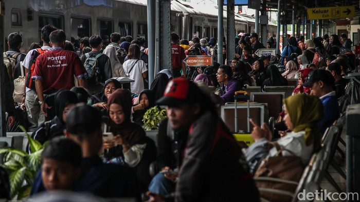 Ribuan Penumpang Tiba di Stasiun Pasar Senen Saat Arus Balik Libur Natal dan Tahun Baru