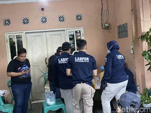 Labfor Ambil Sampel Cairan dalam Botol di TKP Sekeluarga Tewas di Jakut