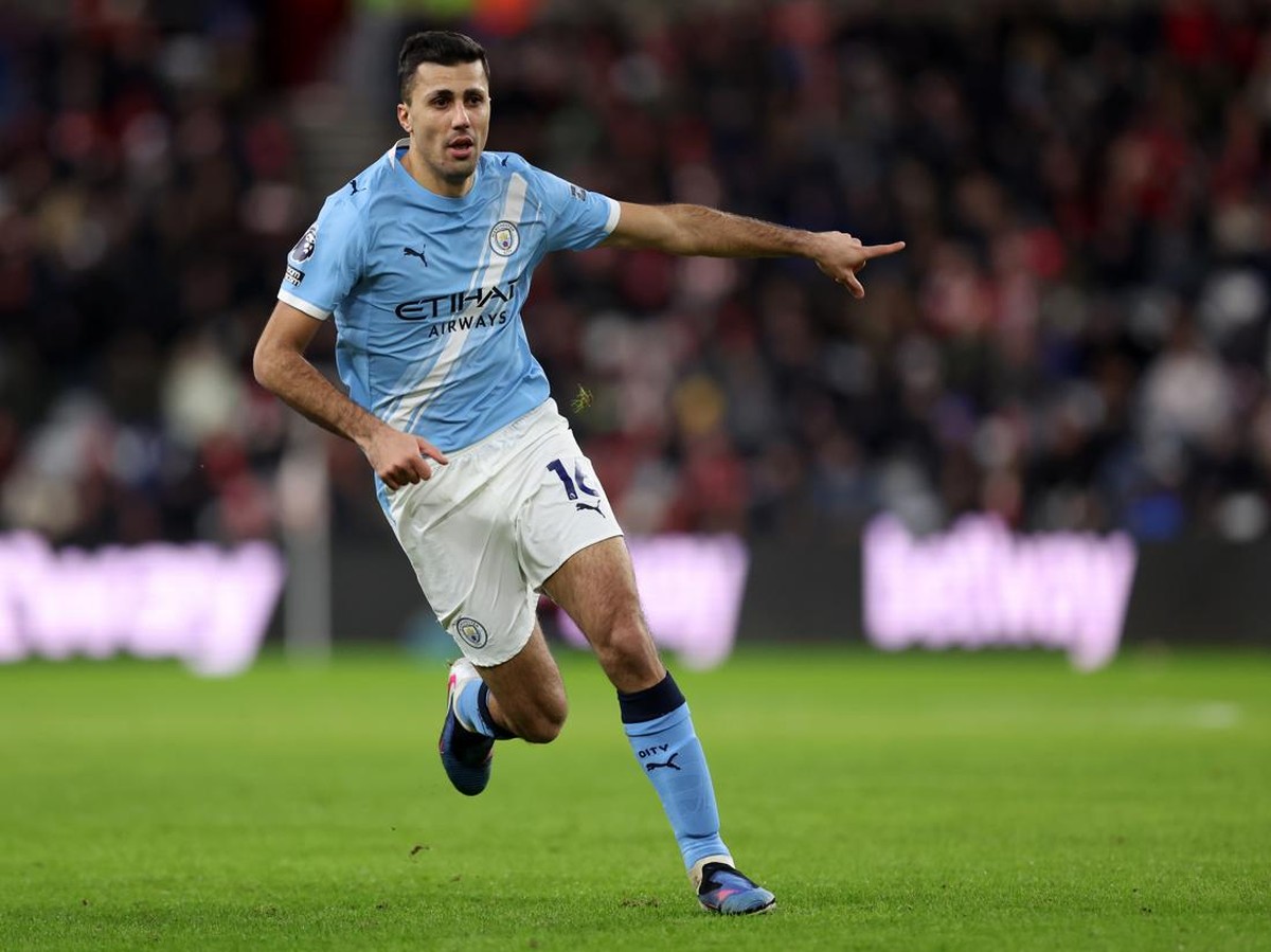 Aksi gelandang Manchester City, Rodri, yang comeback di laga melawan Sunderland. (Foto: George Wood/Getty Images)