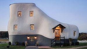 Nggak Nyangka! Rumah Bentuk Sepatu Ternyata Dalamnya Kayak Gini