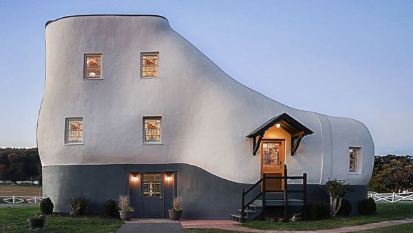 Nggak Nyangka! Rumah Bentuk Sepatu Ternyata Dalamnya Kayak Gini