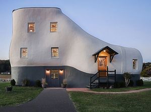 Nggak Nyangka! Rumah Bentuk Sepatu Ternyata Dalamnya Kayak Gini