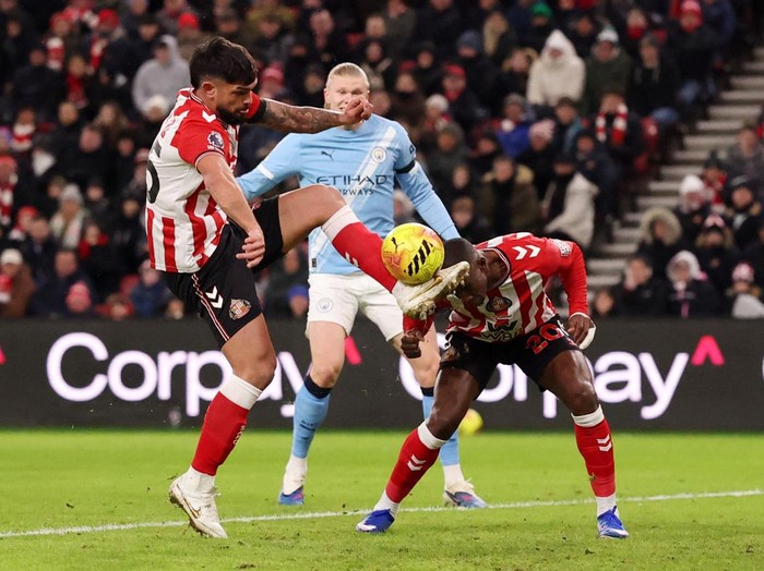 Soccer Football - Premier League - Sunderland v Manchester City - Stadium of Light, Sunderland, Britain - January 1, 2026 Sunderland's Omar Alderete kicks the ball clears as Nordi Mukiele attempts to head it Action Images via Reuters/Lee Smith EDITORIAL USE ONLY. NO USE WITH UNAUTHORIZED AUDIO, VIDEO, DATA, FIXTURE LISTS, CLUB/LEAGUE LOGOS OR 'LIVE' SERVICES. ONLINE IN-MATCH USE LIMITED TO 120 IMAGES, NO VIDEO EMULATION. NO USE IN BETTING, GAMES OR SINGLE CLUB/LEAGUE/PLAYER PUBLICATIONS. PLEASE CONTACT YOUR ACCOUNT REPRESENTATIVE FOR FURTHER DETAILS..
