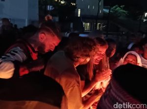 Tangis Istri Pelatih Valencia Pecah, Suasana Doa Bersama Jadi Penuh Haru